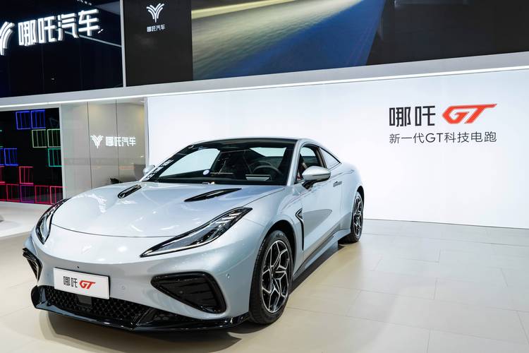 佛山96哪吒汽车在智能汽车领域的表现，领途汽车在新能源汽车市场中的影响力